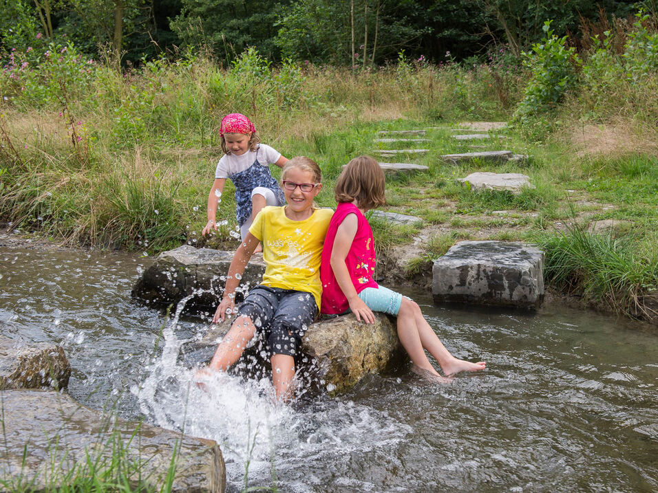 Kinder spielen an der Lenne in Fleckenberg im Sauerland