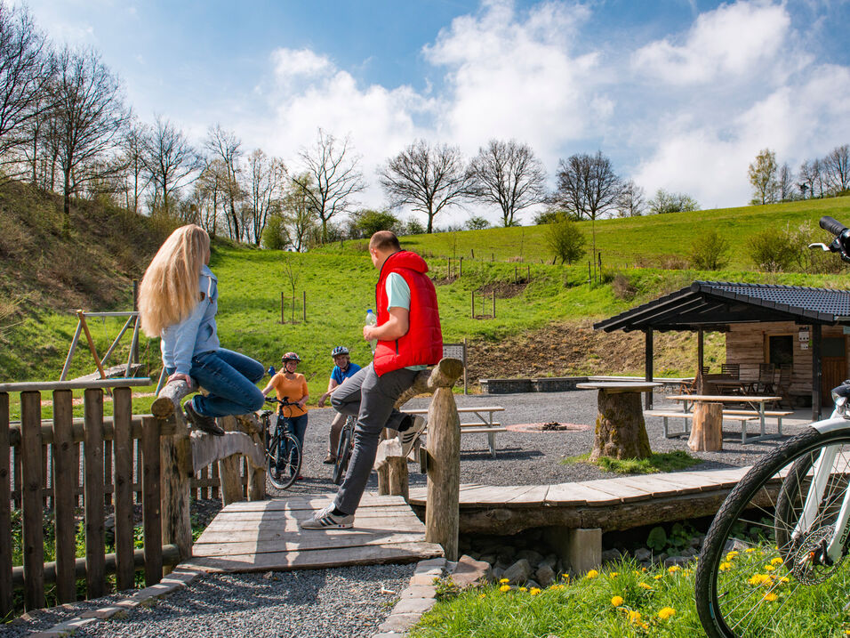 Radfahrer am Rastplatz Kulmecke am Sauerlandradring in Kückelheim im Sauerland