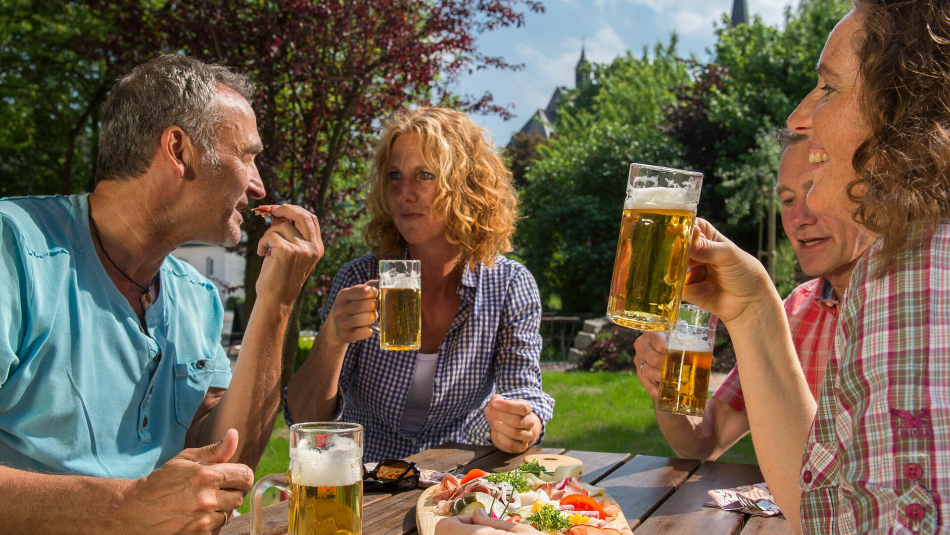 Wanderer bei einer Brotzeit in einem Gasthof im Sauerland