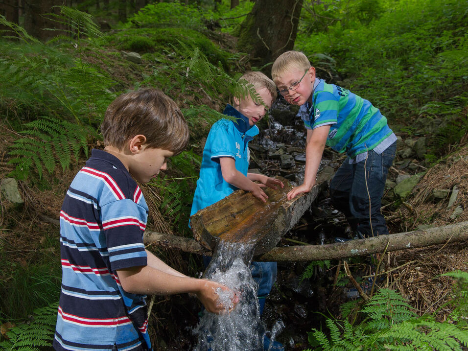 Kinder an einer Quelle im Schmallenberger Sauerland